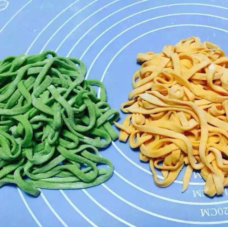 （菠菜）鸡蛋手擀面（附肉酱制作方法）