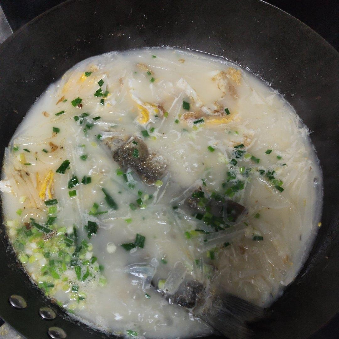 白萝卜丝鲫鱼汤