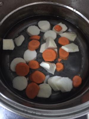 山药红萝卜面汤的做法 步骤3