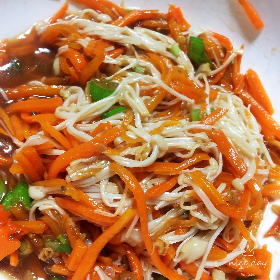 米饭杀手，好吃到舔盘的胡萝卜拌金针菇，10分钟就可以搞定