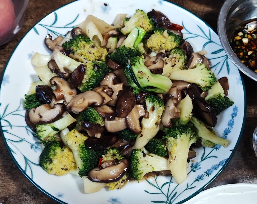 低脂好吃的西兰花炒香菇