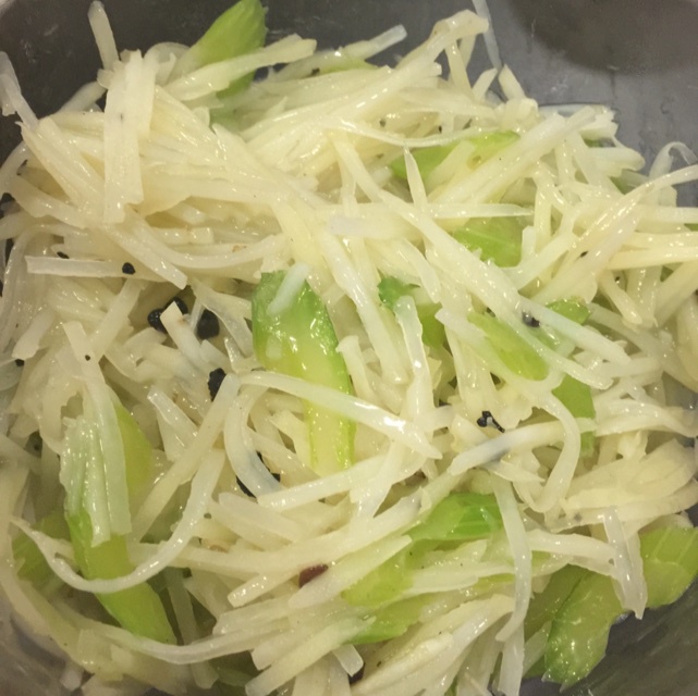 土豆炒芹菜