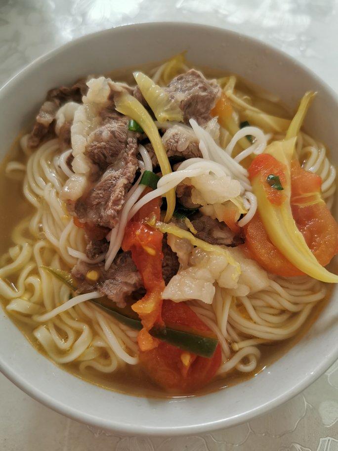 酸汤肥牛拉面