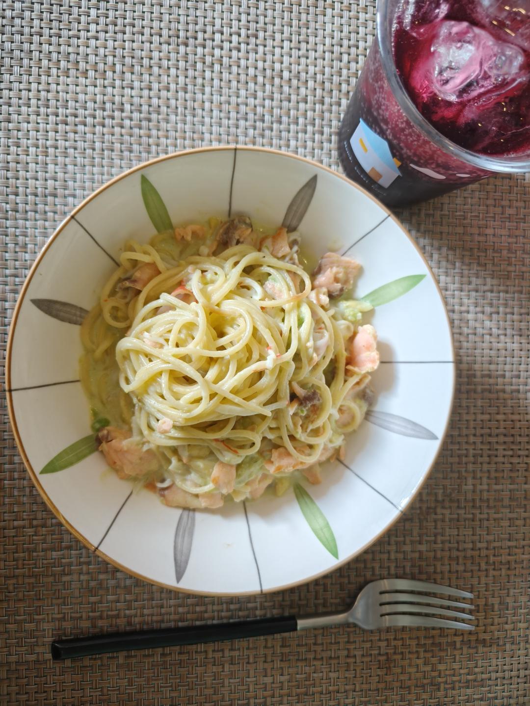 烟熏三文鱼蟹肉牛油果意大利面（ref.甄祖浩 Yan）