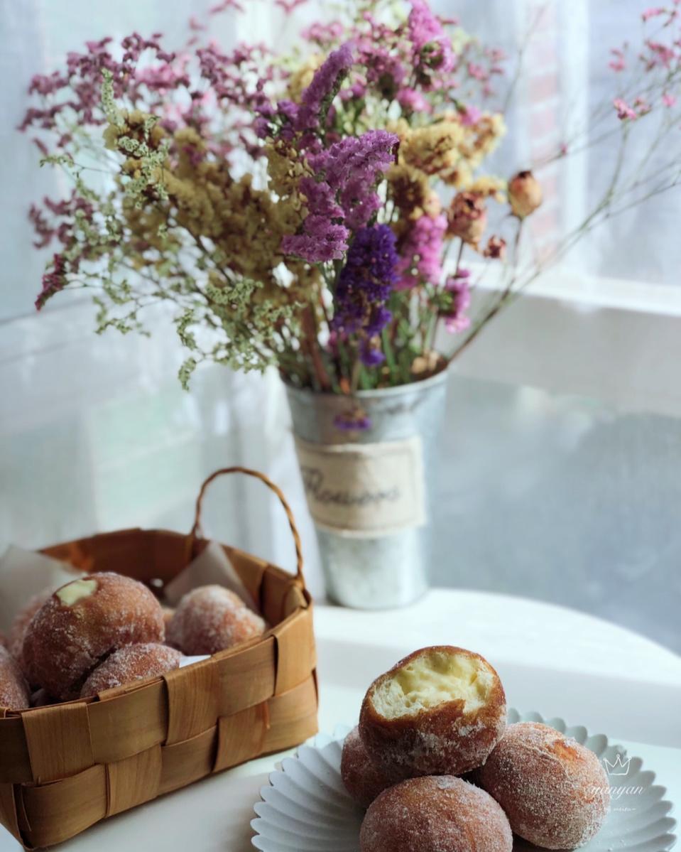 好吃到哭泣的甜甜圈VANILLA CREAM-FILLED DOUGHNUTS