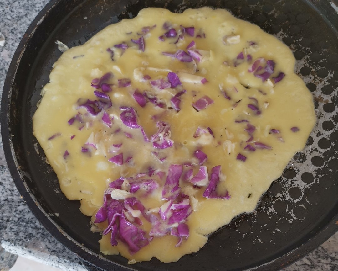 紫甘蓝鸡蛋虾皮咸食饼的做法 步骤3