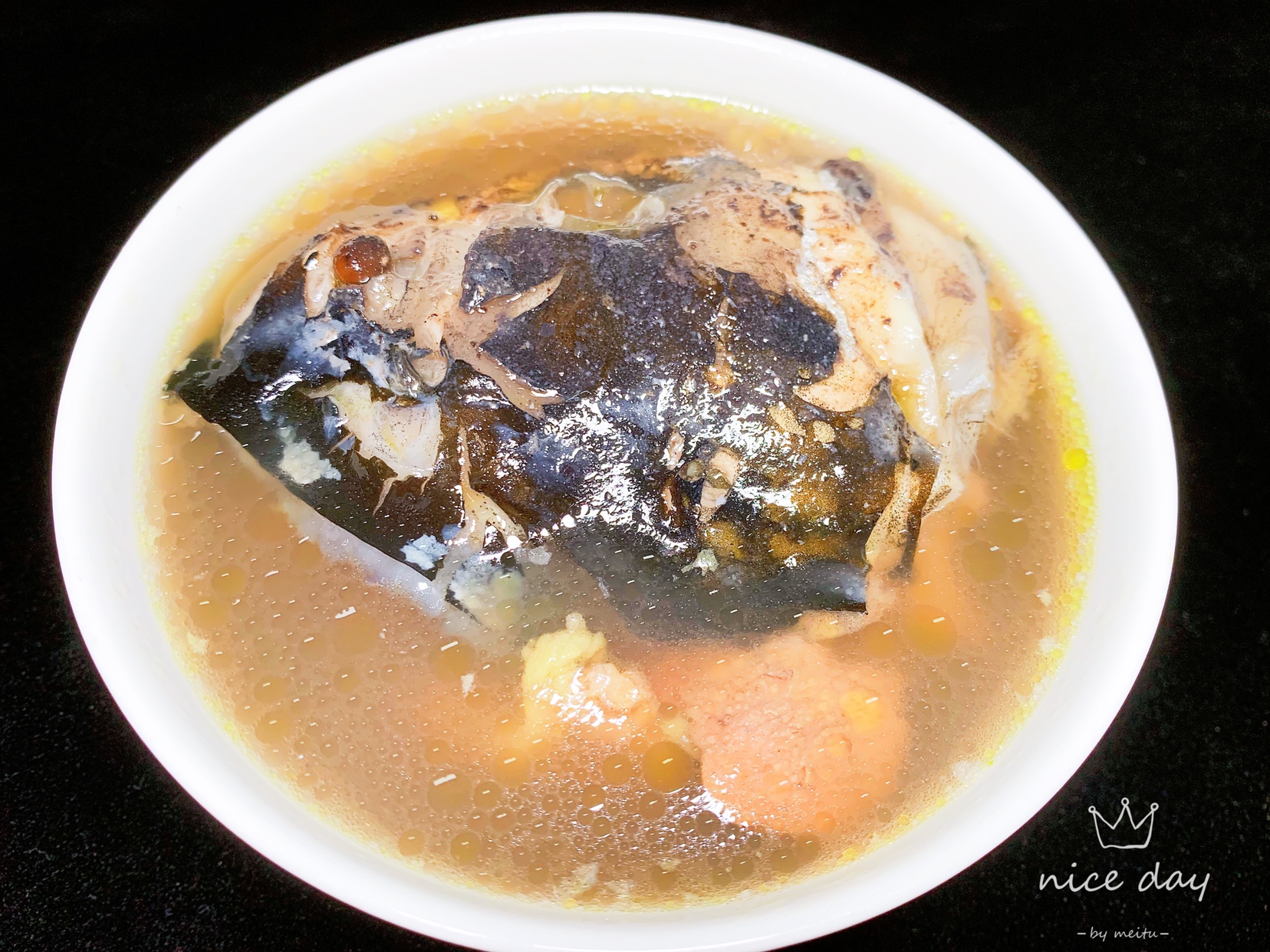 首乌黑豆鱼头汤的做法