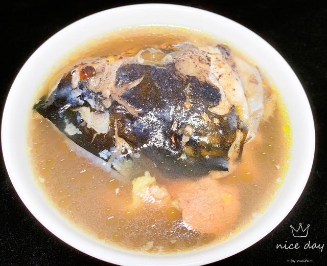 首乌黑豆鱼头汤的做法