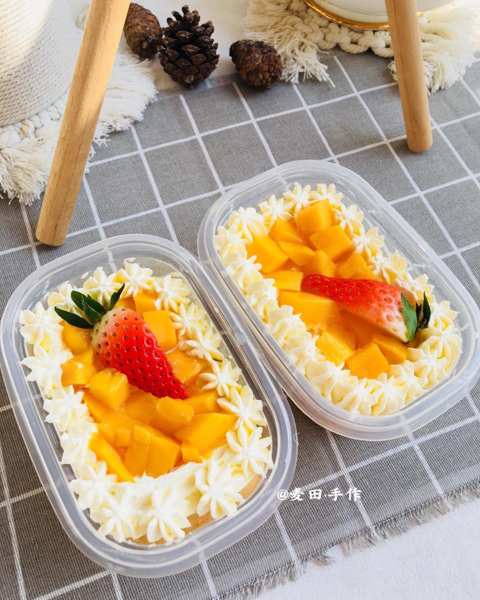 草莓奶油蛋糕盒子