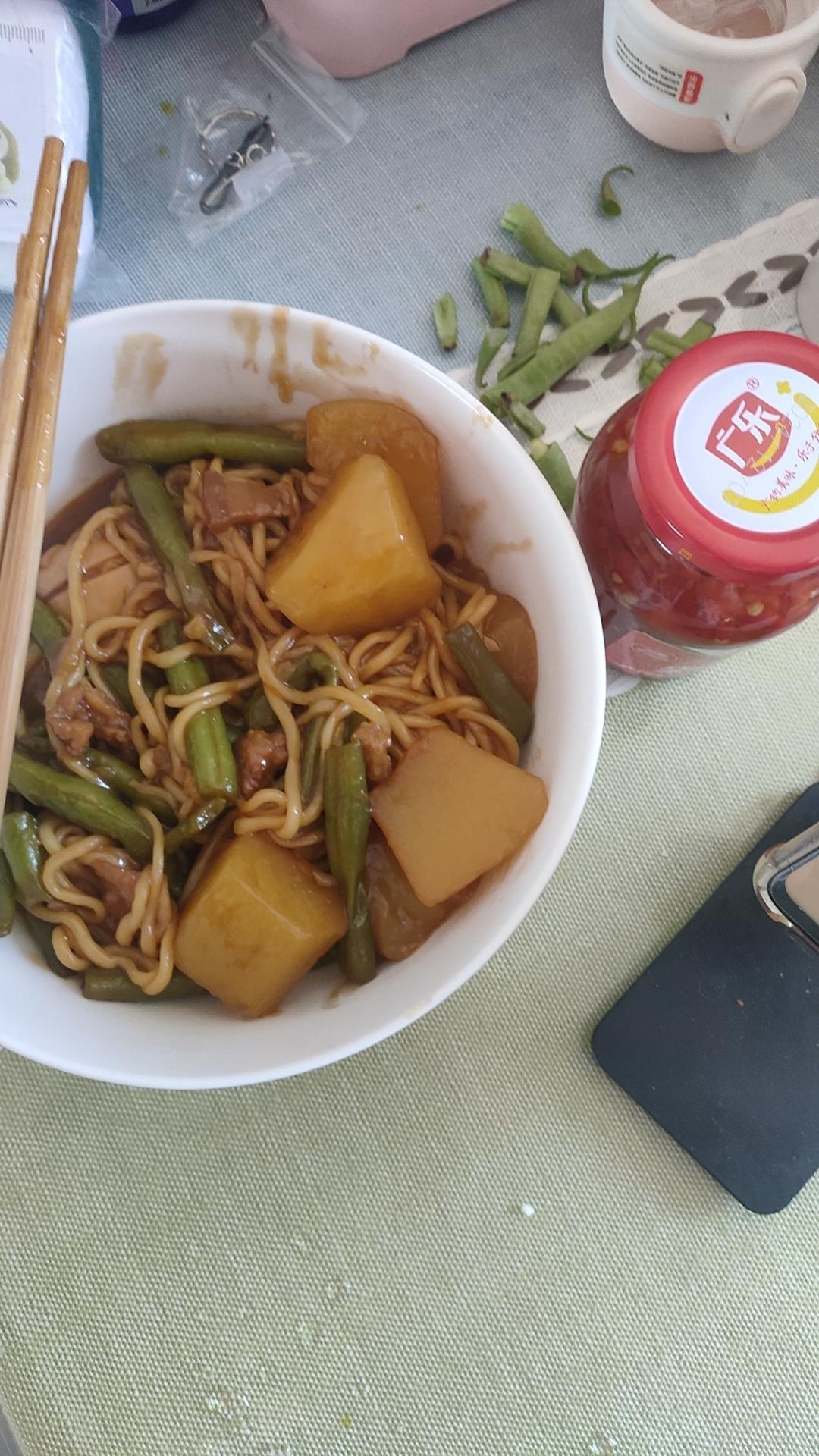 五花肉豆角土豆铁锅焖面