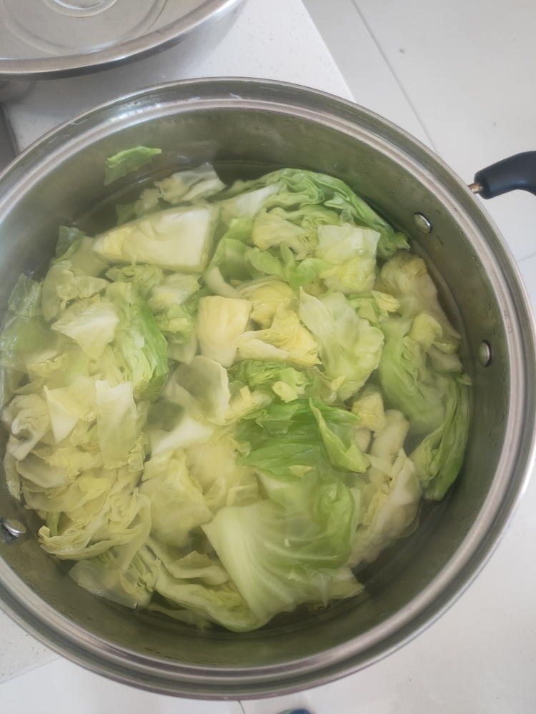 家常炝拌圆白菜包菜的做法 步骤2