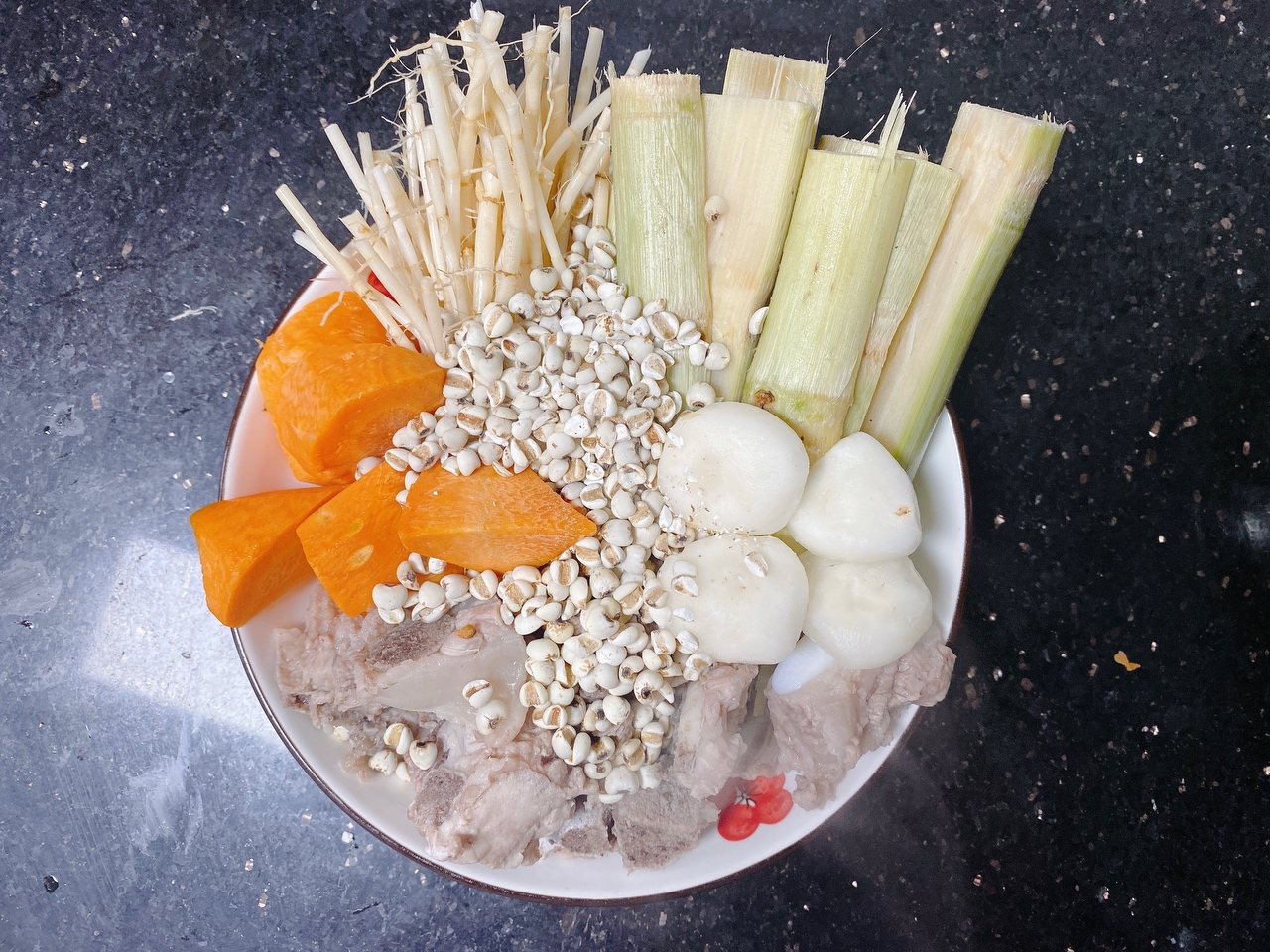 春夏养生🍃茅根竹蔗排骨汤的做法