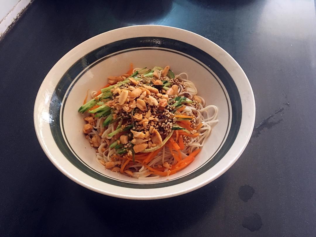 【椒麻鸡丝凉面】