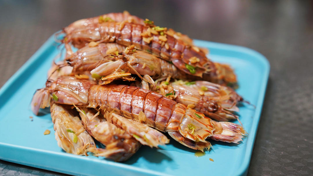 无油炸版的椒盐皮皮虾和巧拨虾壳的方法