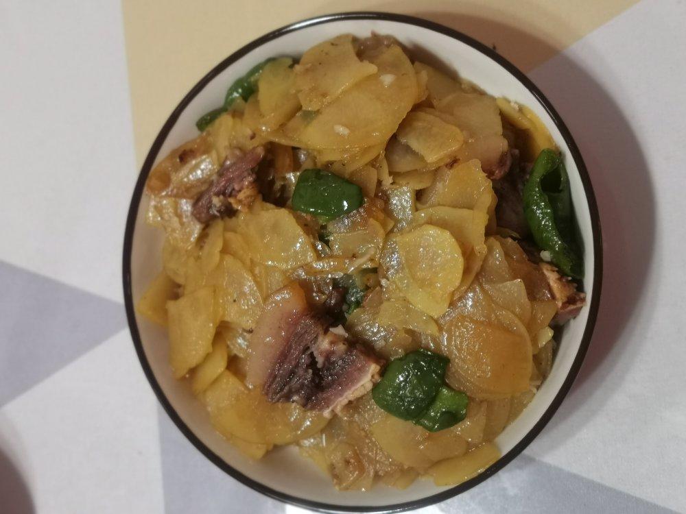 好久没吃肉了，做个土豆片炒肉，这样炒很下饭呀😄