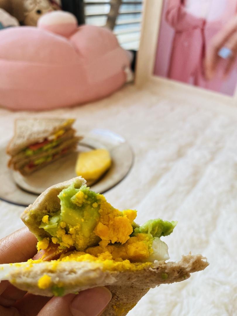 牛油果鸡蛋三明治