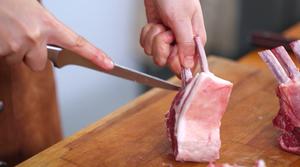 烤一块粉嫩的羊排的做法 步骤7