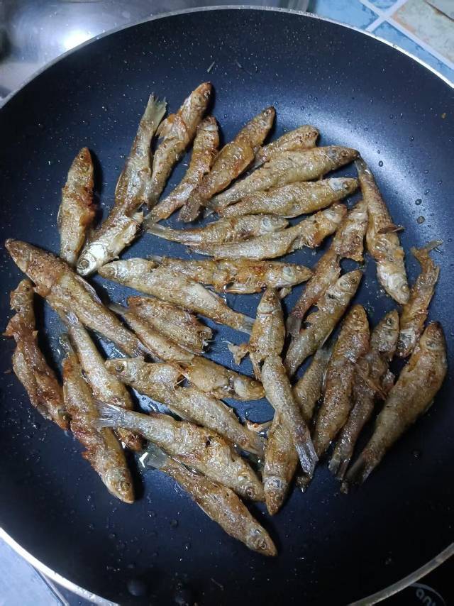 油炸野生小鱼
