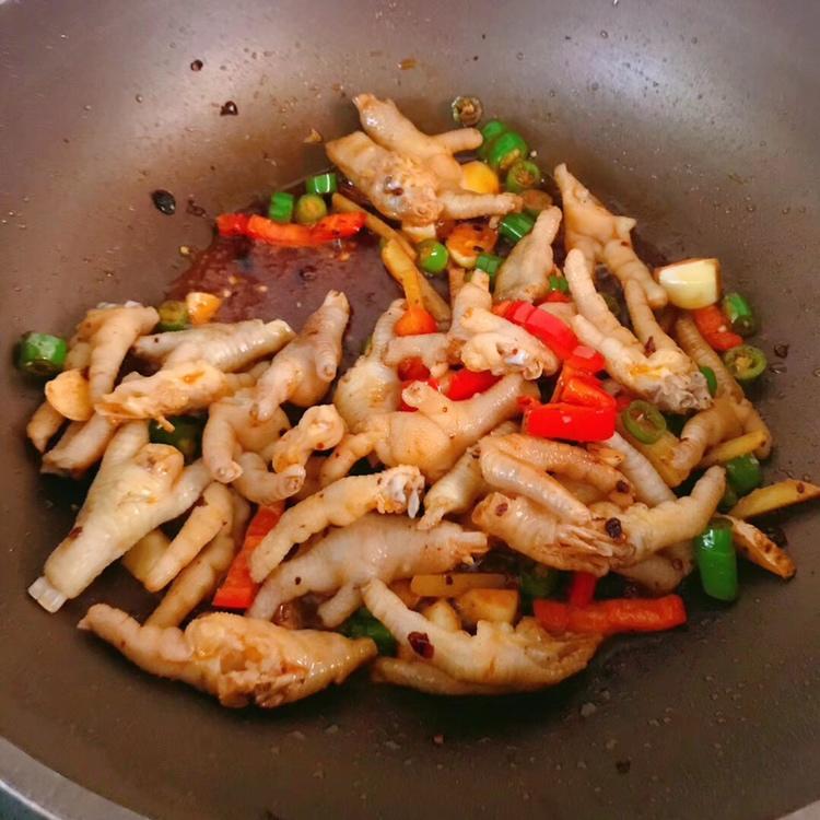 辣椒块炒鸡爪块