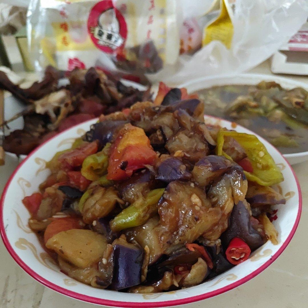 红烧茄子（佐西红柿尖椒）