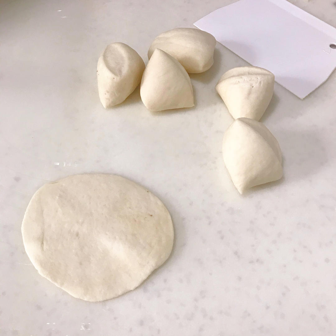 酱肉包升级版（加了点木耳和芹菜 好吃惨了）