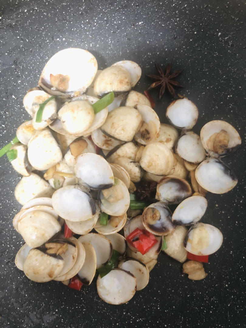 【辣炒花蛤 小蛤蜊是种很经济实惠的小海鲜,北方常见的蛤蜊有花蛤