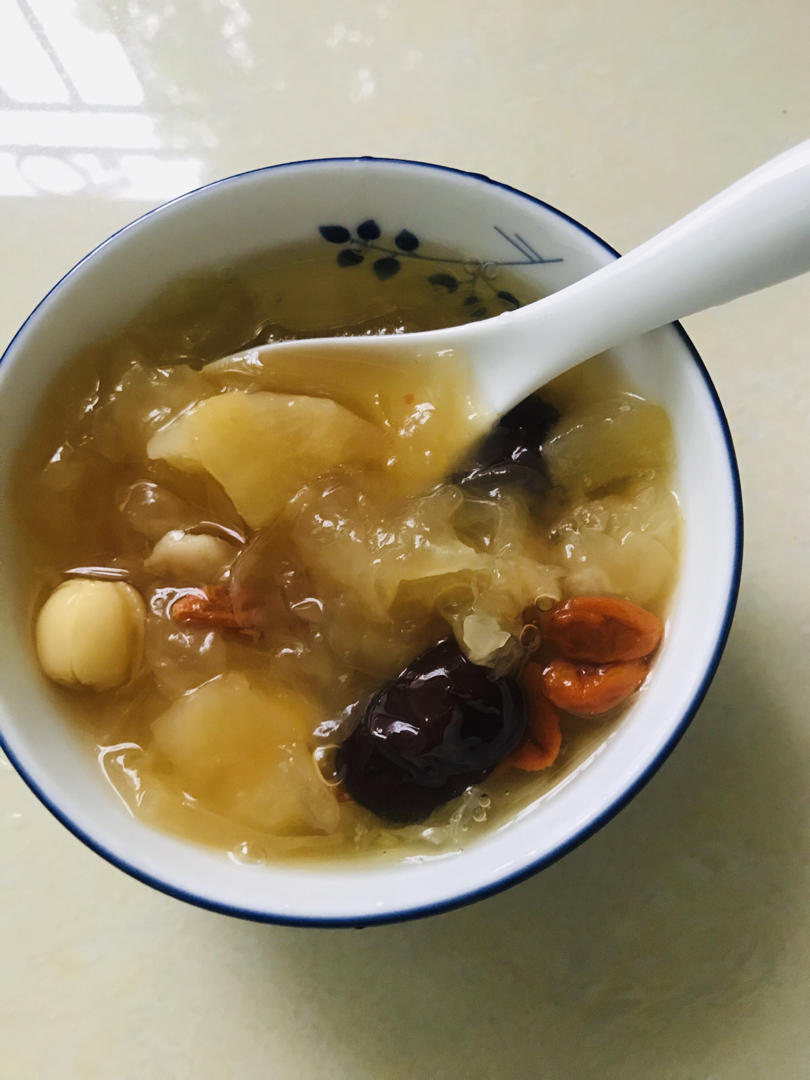 简单就是幸福ancr做的养生南果梨银耳莲子羹