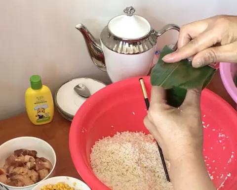 咸蛋黄肉粽vs绿豆肉粽的做法 步骤5
