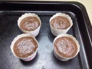 巧克力熔岩蛋糕 15分钟家庭制作的做法 步骤8