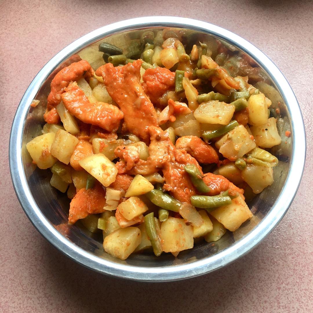 酸豆角土豆炒骨肉相连