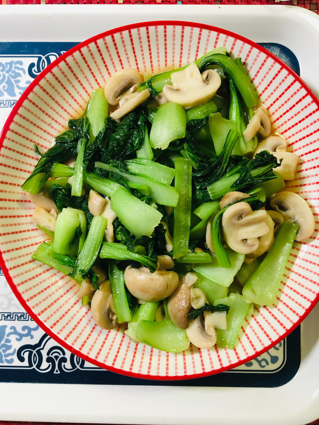 鲜美的口蘑炒青菜