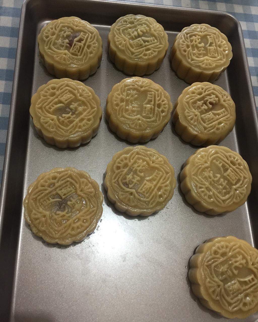 广式蛋黄莲蓉月饼