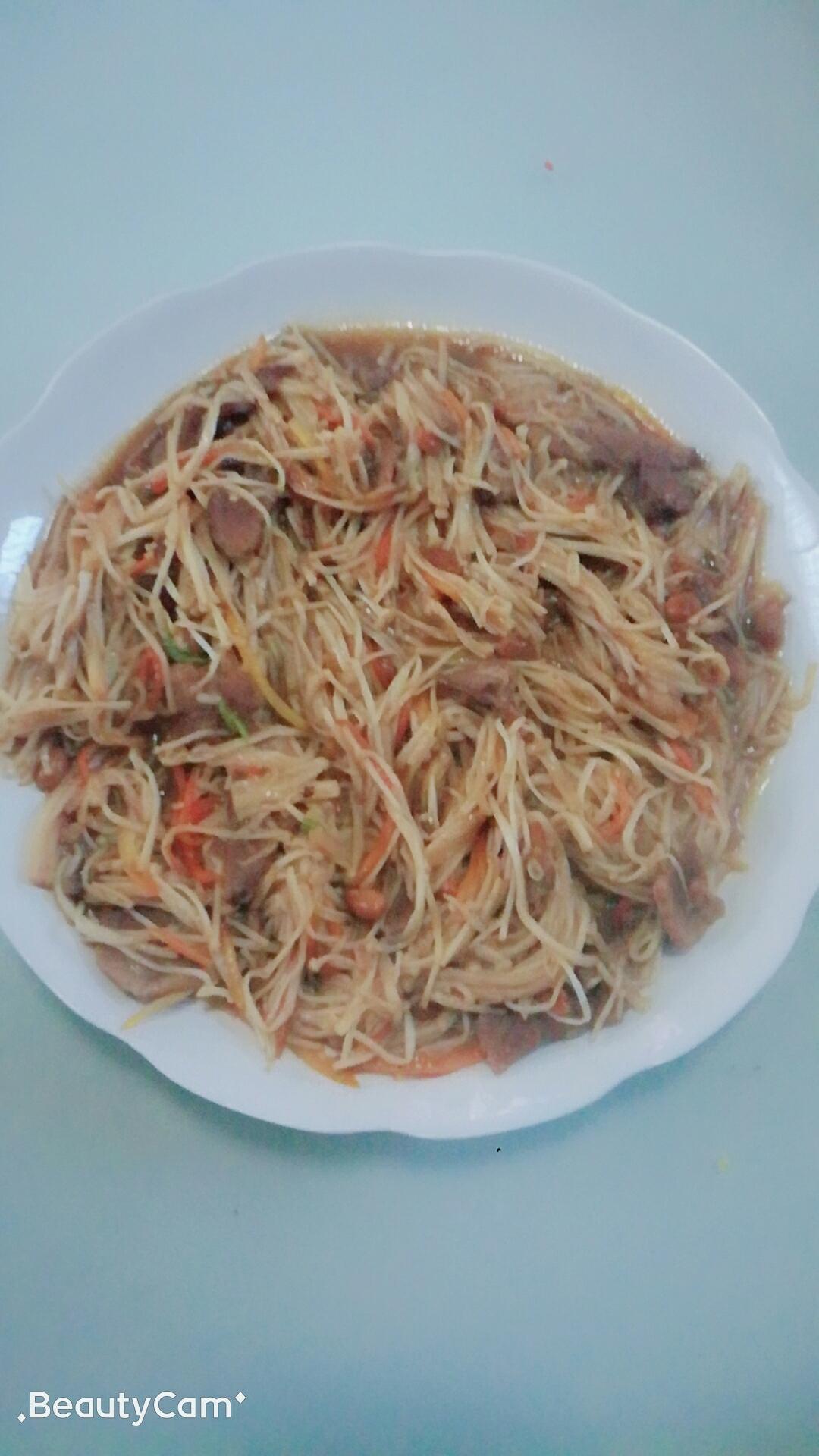 金针菇炒肉的做法