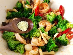 一次一盘不够吃‼️吃不胖的西兰花菌菇炒虾仁的做法 步骤9