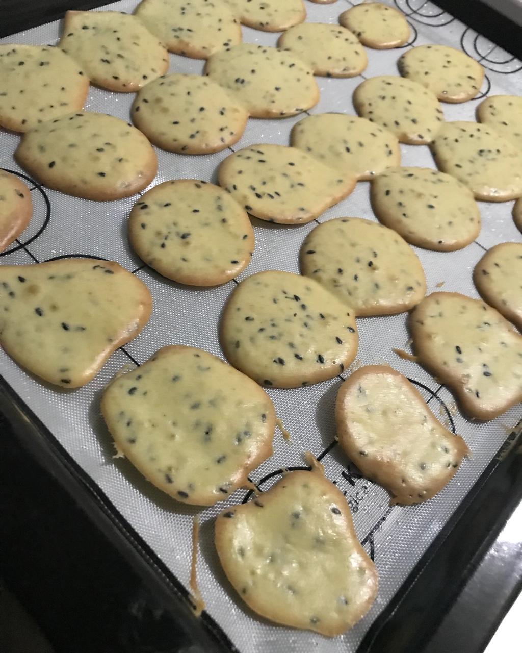 小时候的味道 — 芝麻鸡蛋薄脆饼干