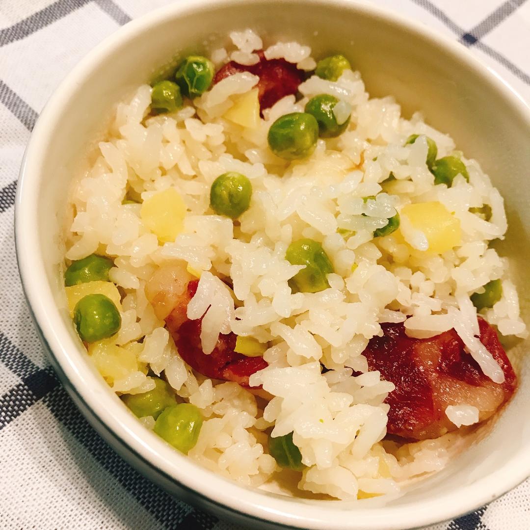超快手的电饭锅腊肠焖饭