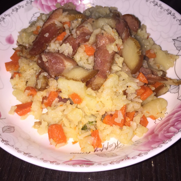 腊肠土豆胡萝卜闷饭。很好吃哟