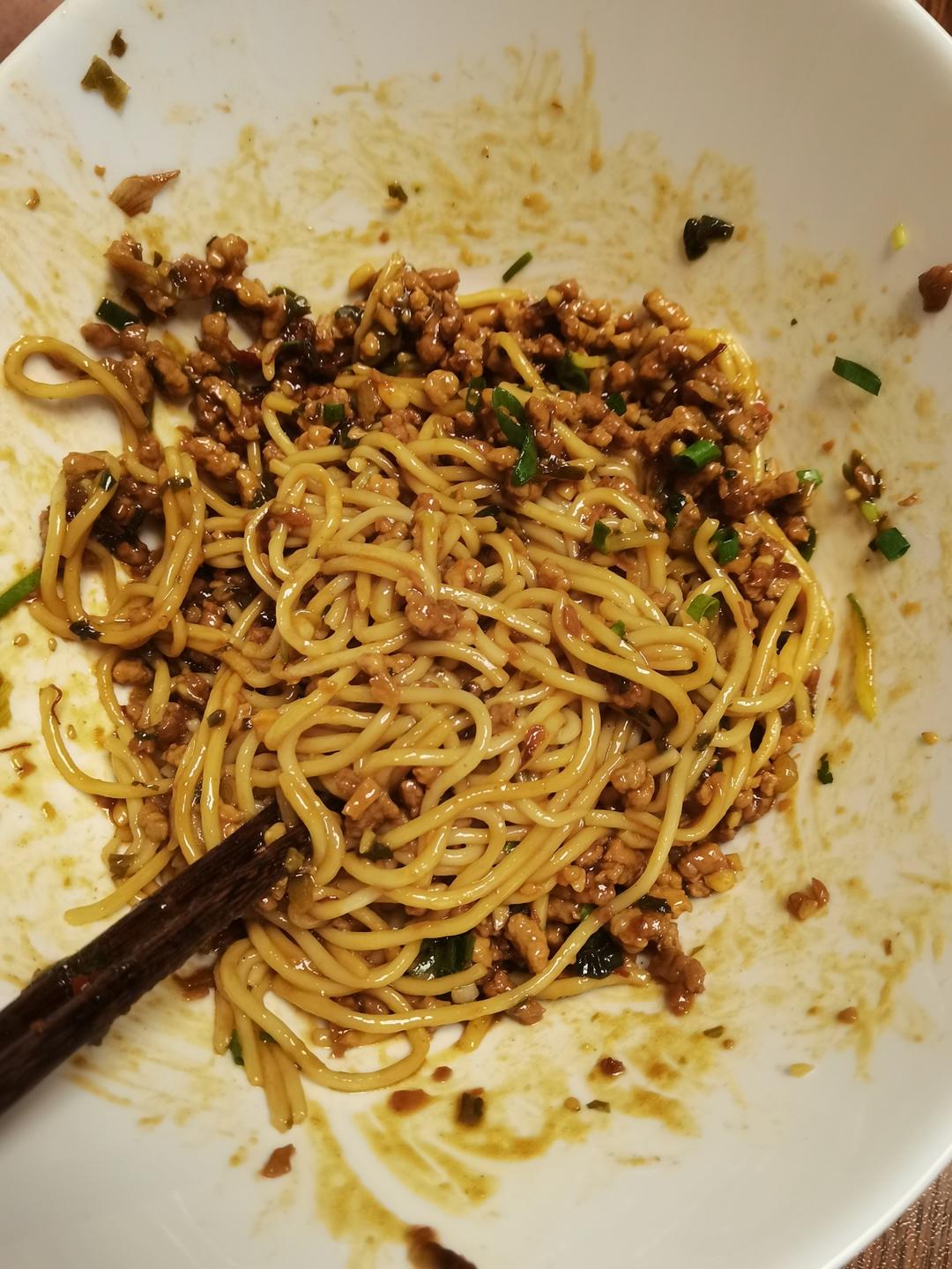 真想让你们尝尝这碗肉酱拌面🍜太香太香了