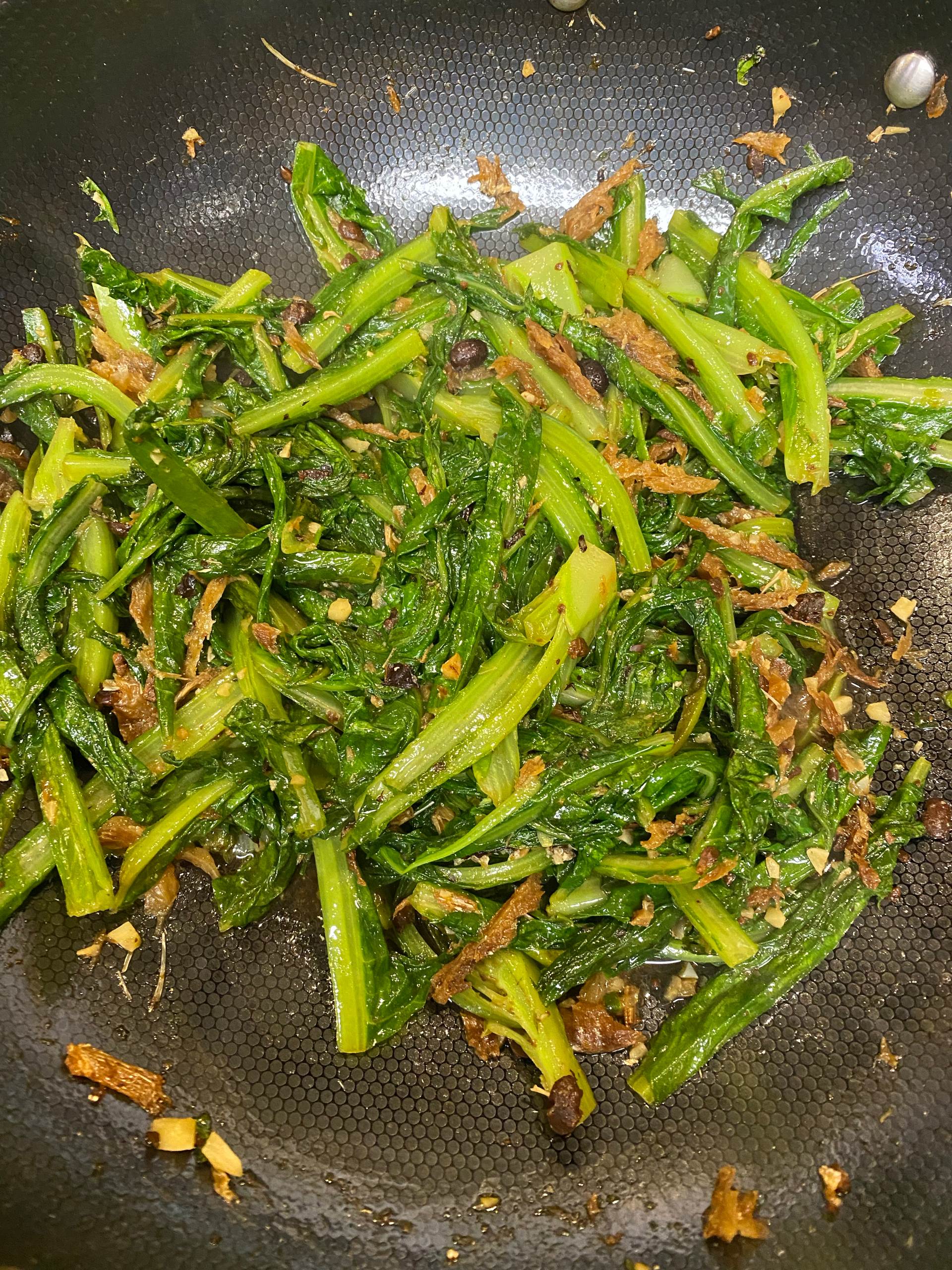 厨师长教你：“鲮鱼油麦菜”的家常做法，翠绿爽口，咸鲜干香