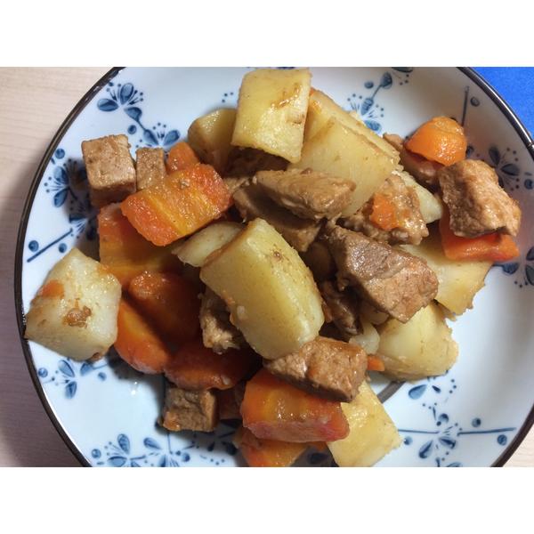土豆胡萝卜炖猪肉
