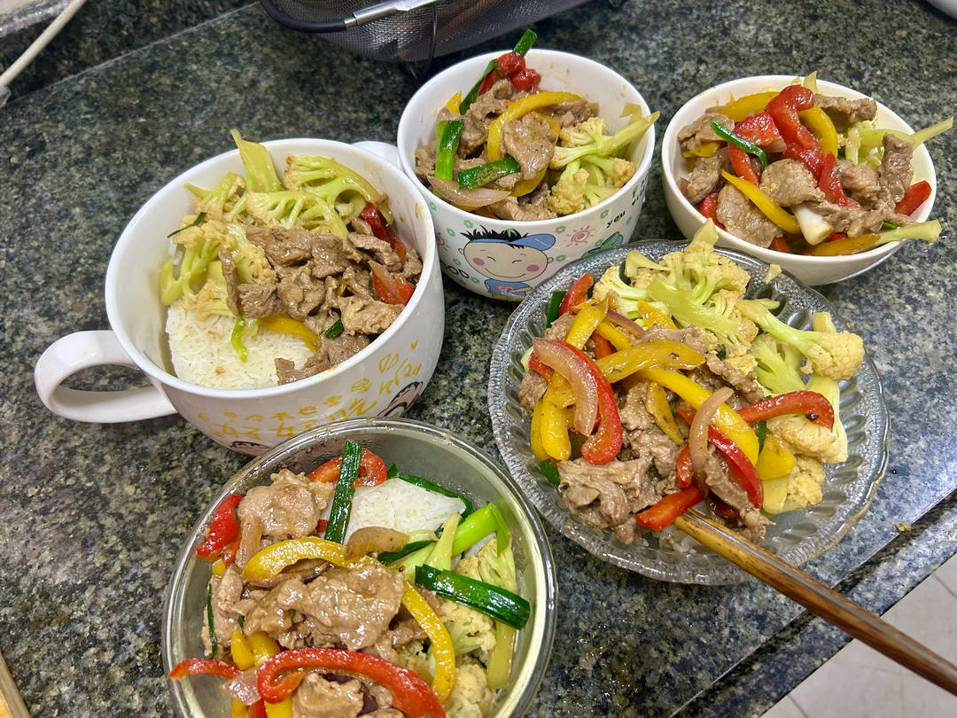 牛肉炒红黄甜椒