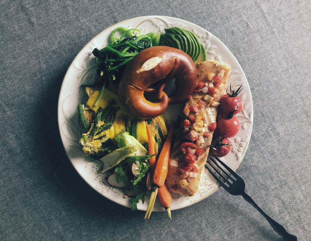 不难吃的减脂餐｜烤三文鱼芦笋蛋饼佐时蔬碱水包