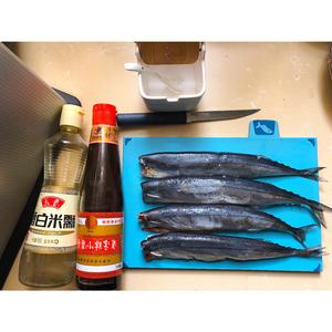煎秋刀鱼的做法 步骤1
