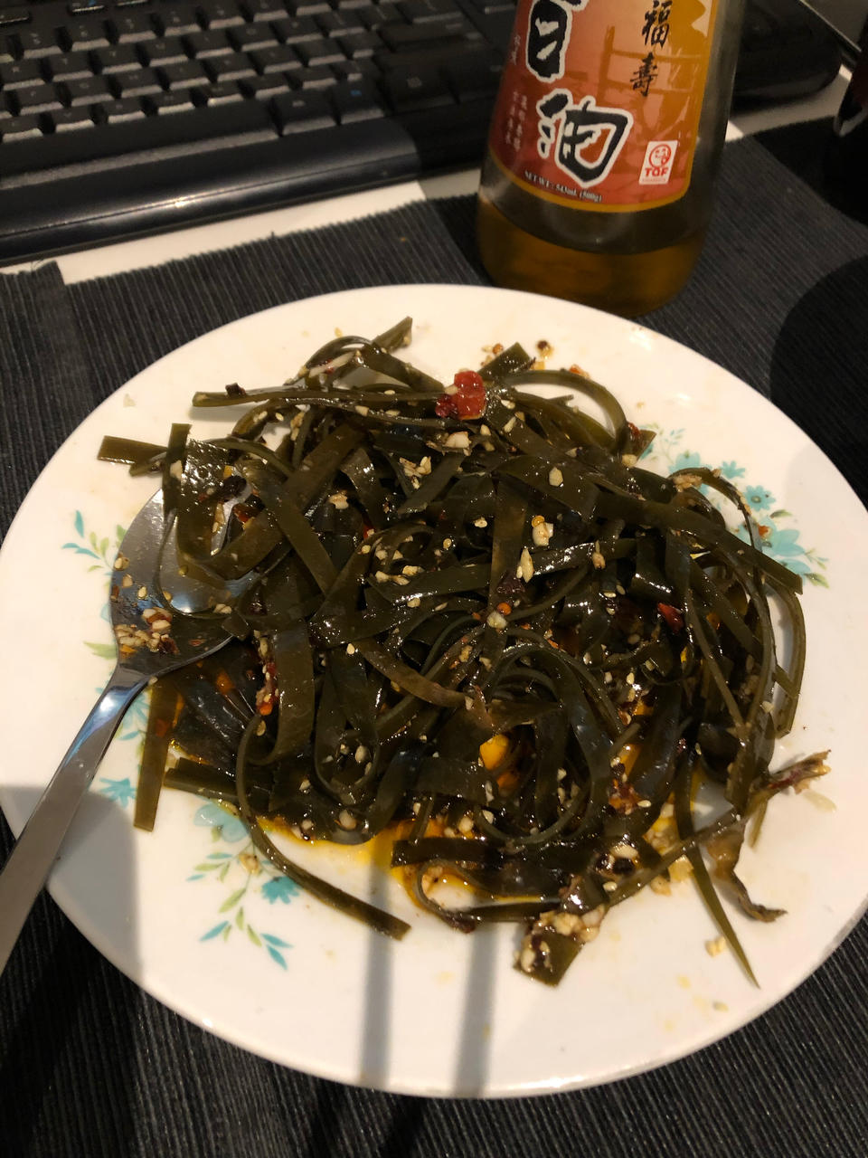 凉拌海带丝（酸辣麻香）爽口开胃咸甜适宜（配自制辣椒油方法）