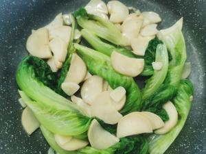 蒜香杏鲍菇焖生菜的做法 步骤3