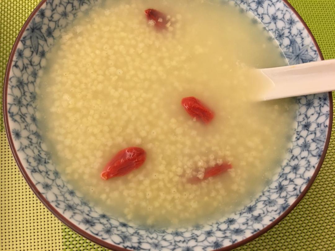 行走在厨房做的小米粥