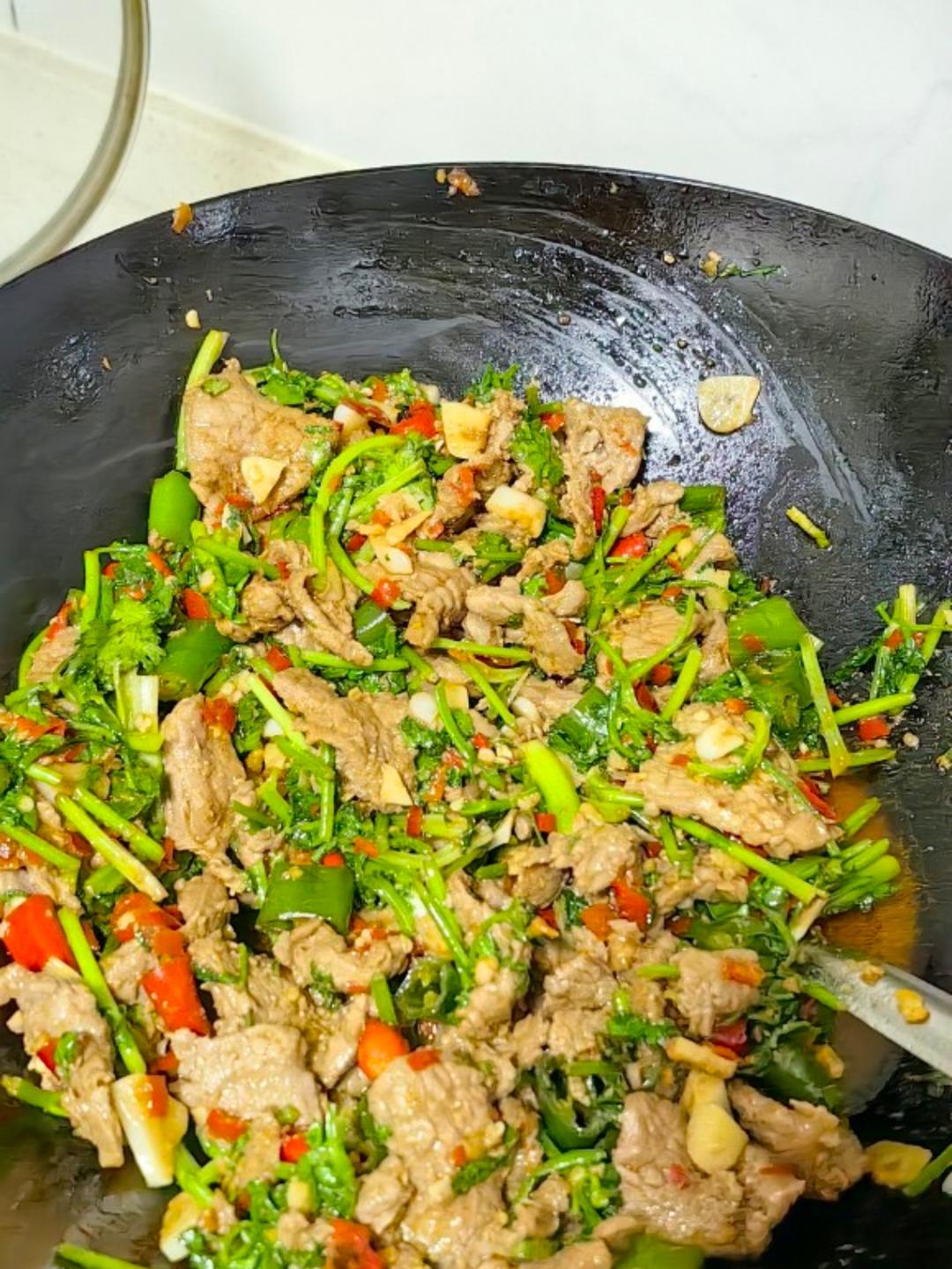 香菜炒牛肉，香辣下饭，爱吃香菜的朋友看过来，拌饭绝了