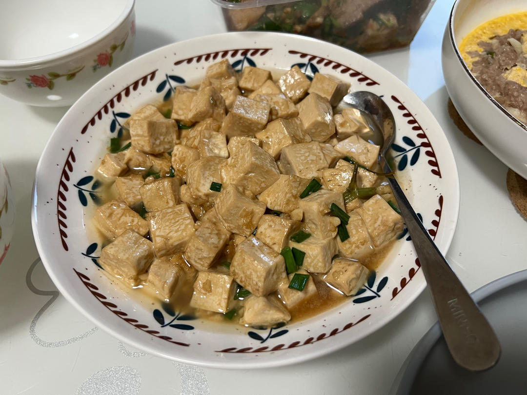 不放肉也超下饭的葱焖豆腐