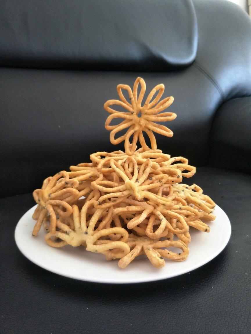 花果子零食 昨天做的甜口,今天做的咸口,家人都特别喜欢吃,随说是油炸