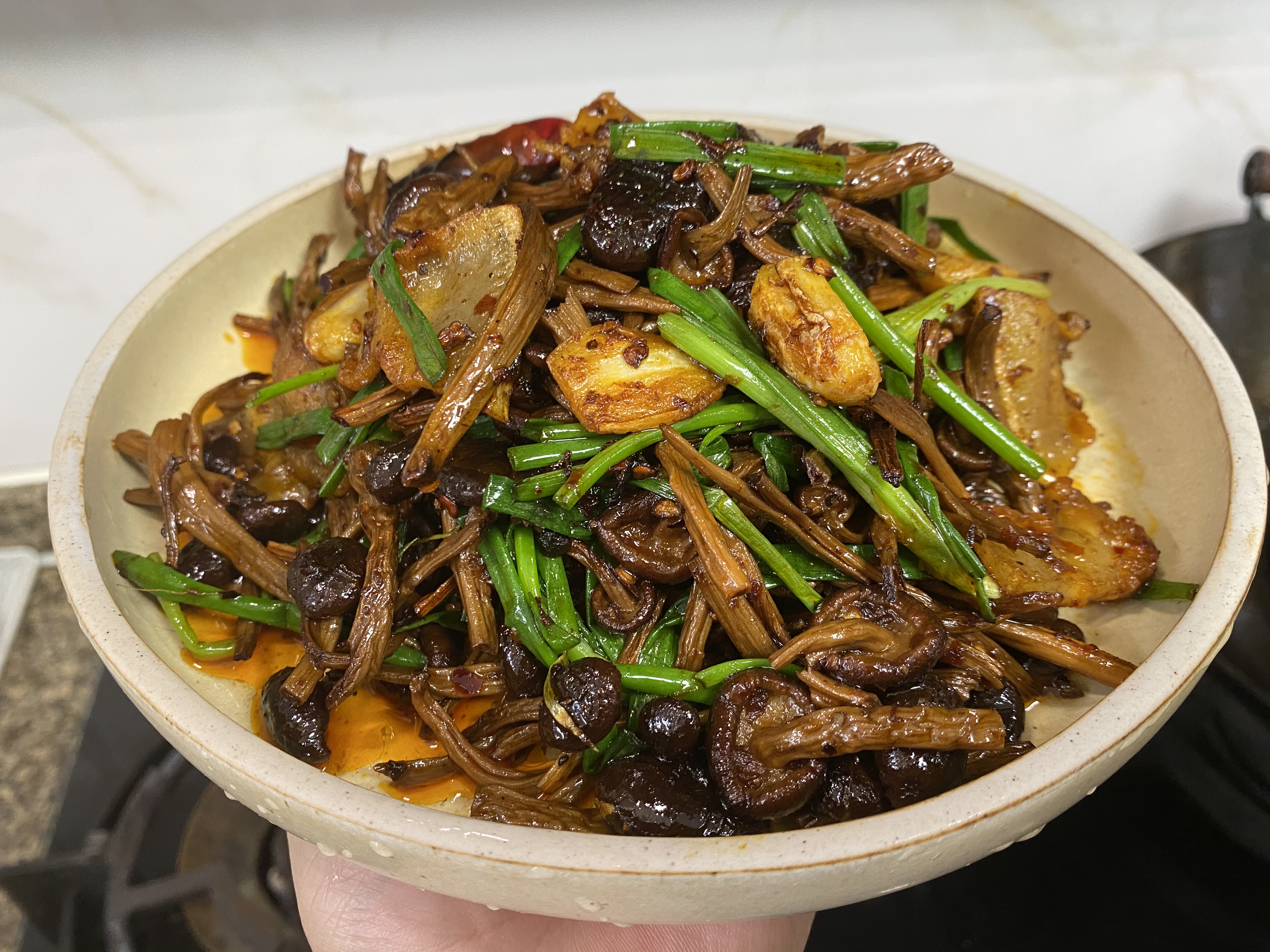 又香又下饭的干锅茶树菇（火锅底料版）的做法